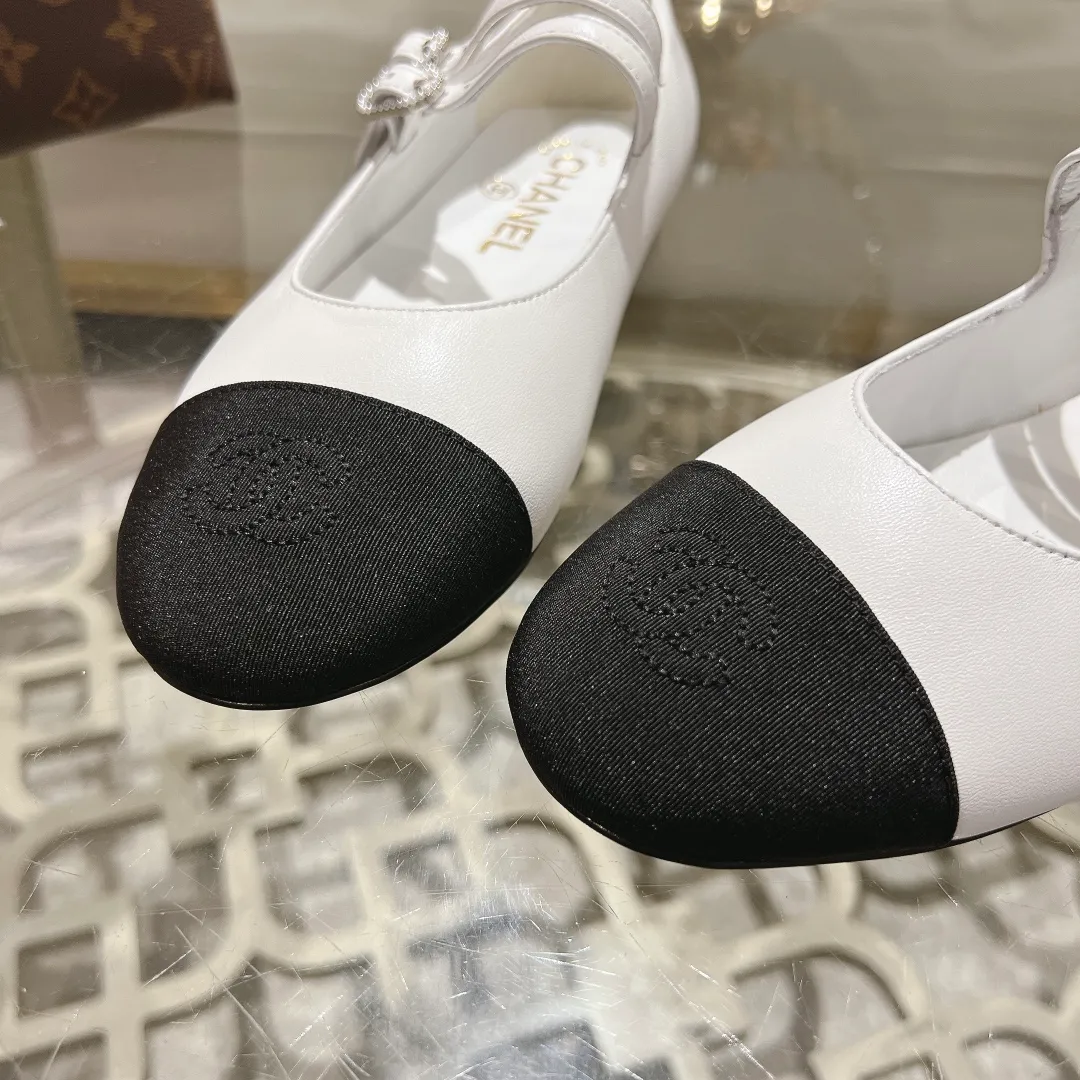 👟👟Ex-factory price 520👟👟 𝐂𝐇𝐀𝐍𝐄𝐋 | Xiaoxiang 2025 Mary Jane single shoe Macaron series ❤️ 2025 spring and summer new product Xiaoxiang Mary Jane single shoe series is new〰 🍬 A must-have in the fashion circle, the combination will interpret the meticulous, minimalist and classic elements that will never fade away 💋Show unique dressing style and it’s too beautiful to say anything. A must-have for summer... Upper: Sheepskin Lining: Sheepskin Outsole: Genuine leather sole Shoe size: 35-41 (40, 41 customization is non-refundable) Heel height: 1.5cm/6cm